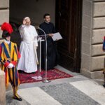 pope-leo-xiv-greeted-by-international-crowd-at-first-angelus-from-castel-gandolfo