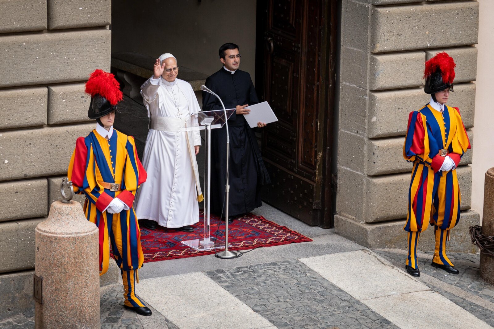 pope-leo-xiv-greeted-by-international-crowd-at-first-angelus-from-castel-gandolfo