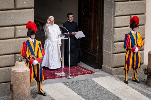 pope-leo-xiv-greeted-by-international-crowd-at-first-angelus-from-castel-gandolfo