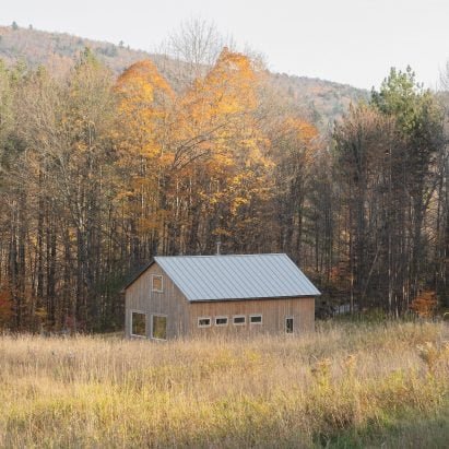 cordero-pardee-juxtaposes-"old-and-new-material-cultures"-for-vermont-barn-conversion